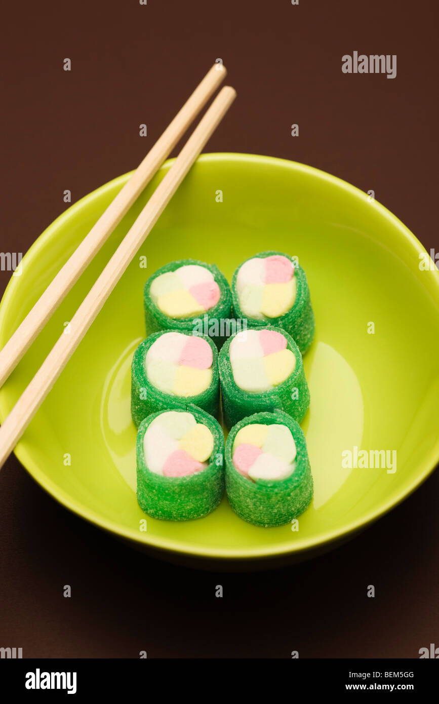 Food concept, candy roula pour ressembler à rouleaux de sushi maki Banque D'Images