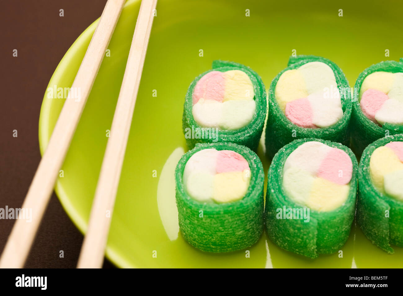 Food concept, candy roulées pour ressembler à maki sushi Banque D'Images