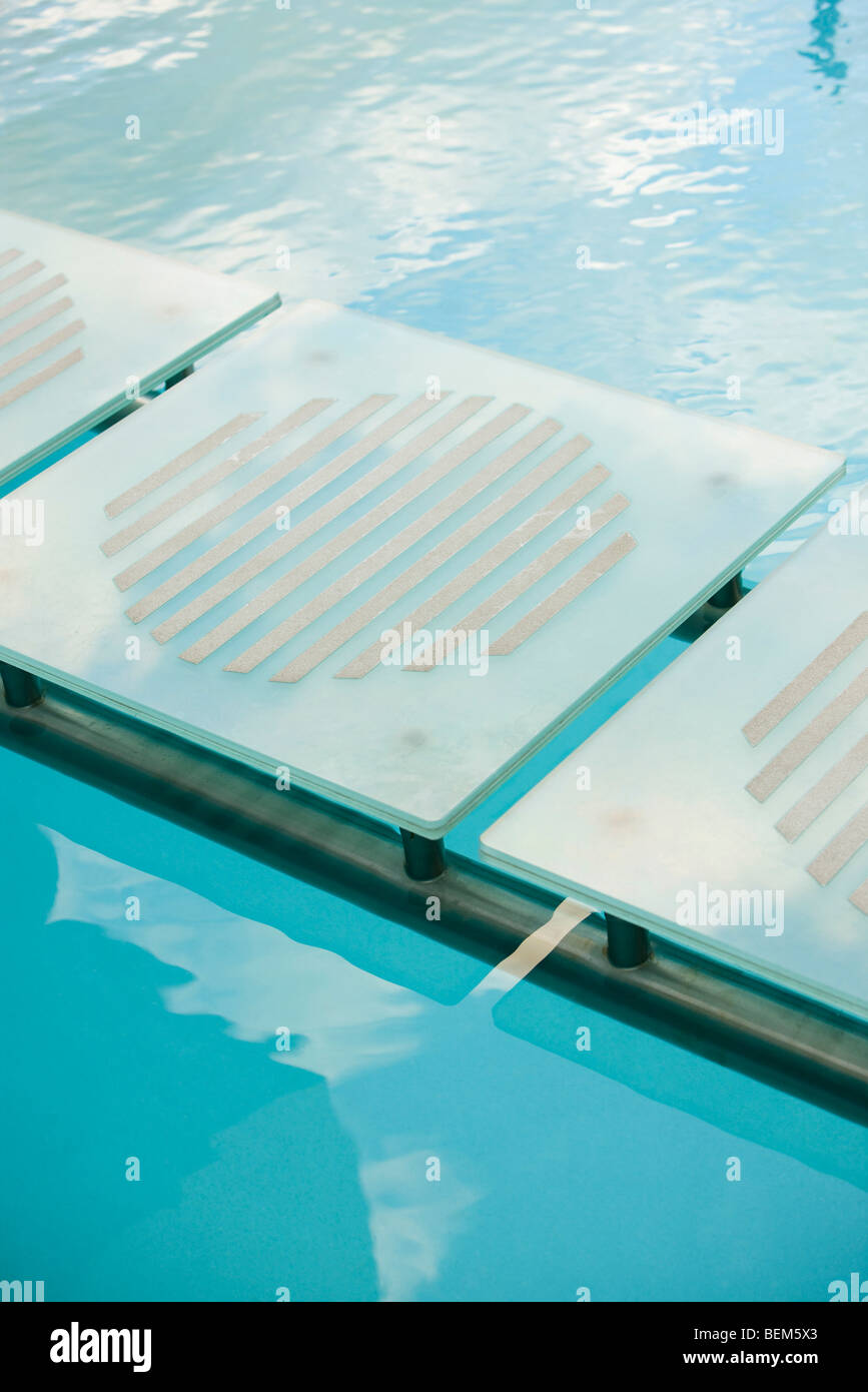 Stepping Stones menant à une piscine extérieure Banque D'Images