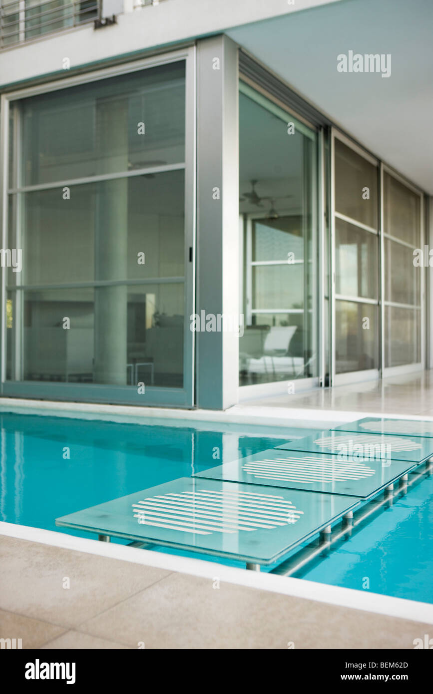 Passerelle menant à l'échelle extérieure de resort Banque D'Images