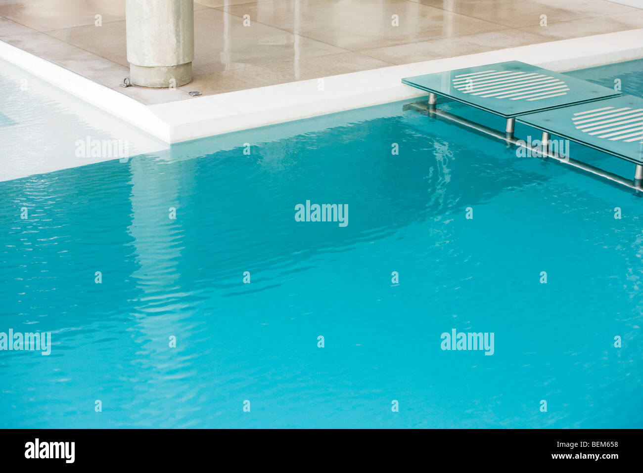 Stepping Stones enjambant des fin de piscine Banque D'Images