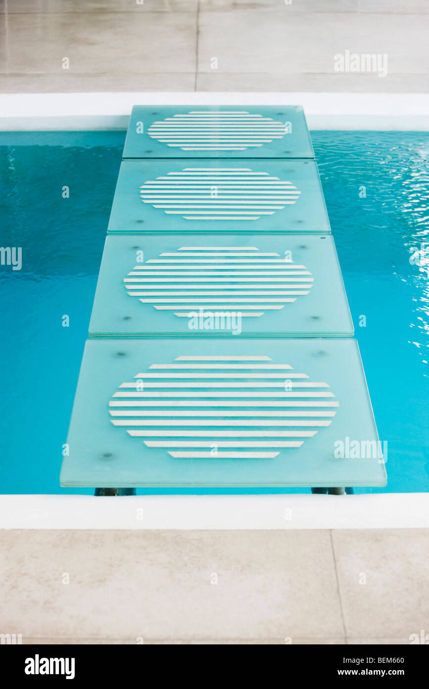 Stepping Stones menant à une piscine extérieure Banque D'Images