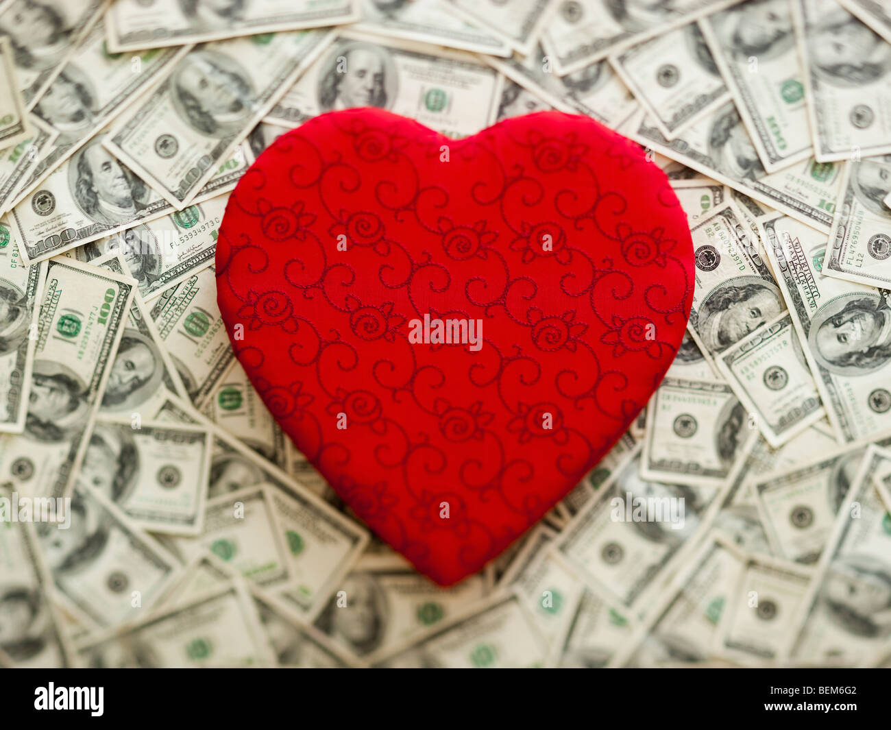 Coeur rouge symbolique wtih US dollars as background Banque D'Images