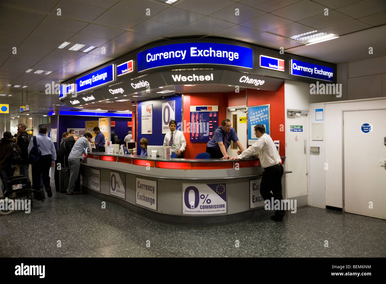 Bureau de change Travelex bureau exploité par l'aéroport de Gatwick au  Terminal Sud. Londres. UK Photo Stock - Alamy
