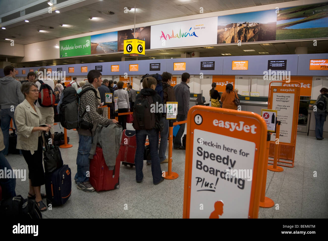 Statistiques passagers s'enregistrer au Terminal Sud de l'aéroport de Gatwick. Londres. UK. Banque D'Images
