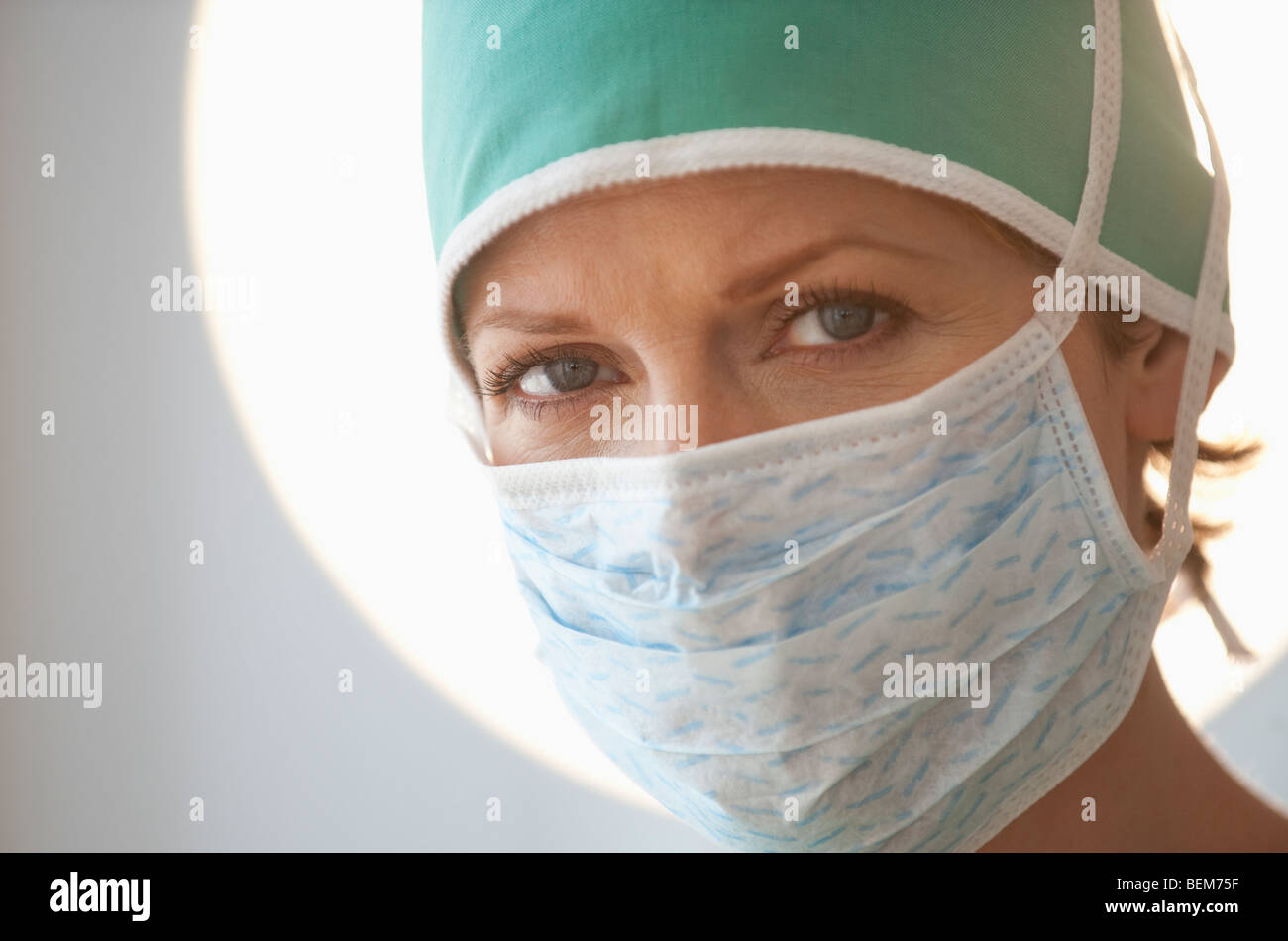 Femme médecin avec un masque chirurgical Banque D'Images