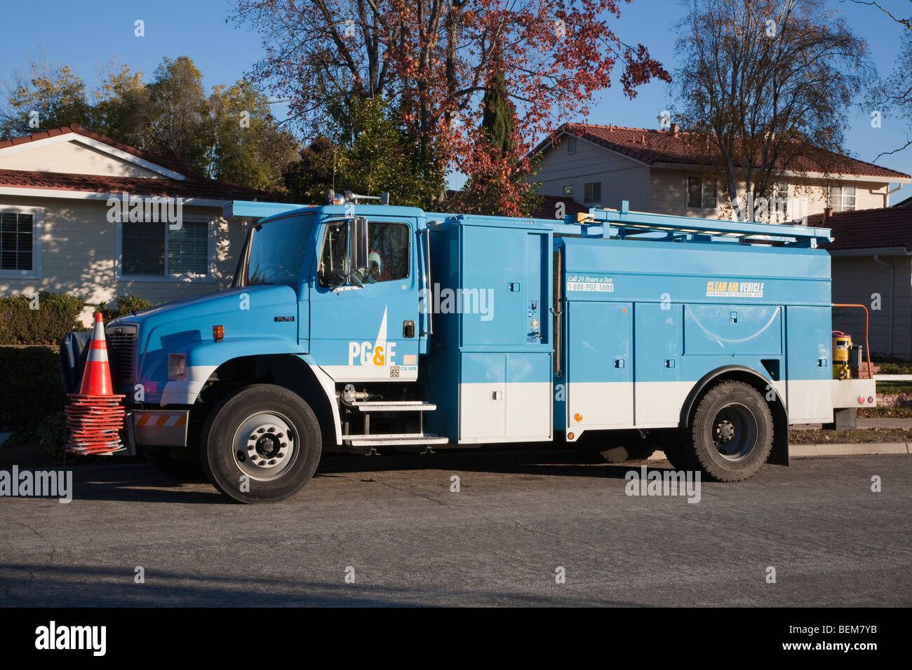 Un PG&E camion utilitaire fonctionnant au gaz naturel sur une rue. Le camion est un véhicule de l'air pur. Cupertino, Californie, USA Banque D'Images