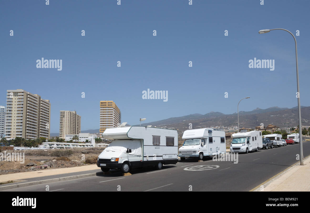 Véhicules récréatifs parking sur la rue. Île des Canaries Tenerife, Espagne Banque D'Images