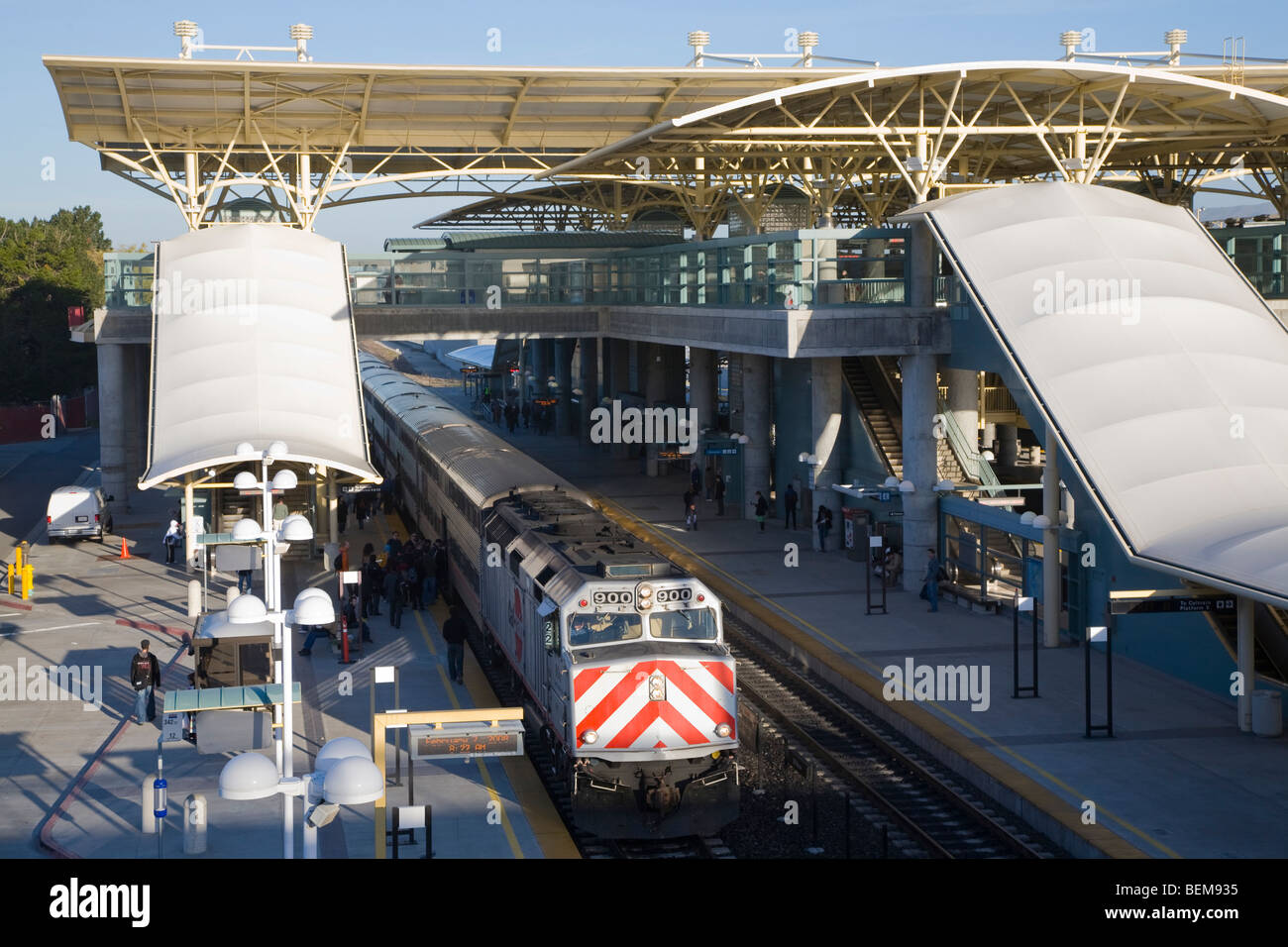 Portrait des navetteurs d'embarquer dans un train en direction sud à l'Francisco Caltrain Transit le matin. Banque D'Images Portrait des navetteurs d'embarquer dans un train en direction sud à l'Francisco Caltrain Transit le matin. Banque D'Images