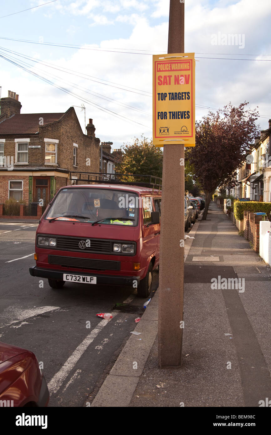 Panneau d'avertissement de la police ' Sat Nav haut des cibles pour les voleurs' traverser Leytonstone London en Angleterre. Banque D'Images