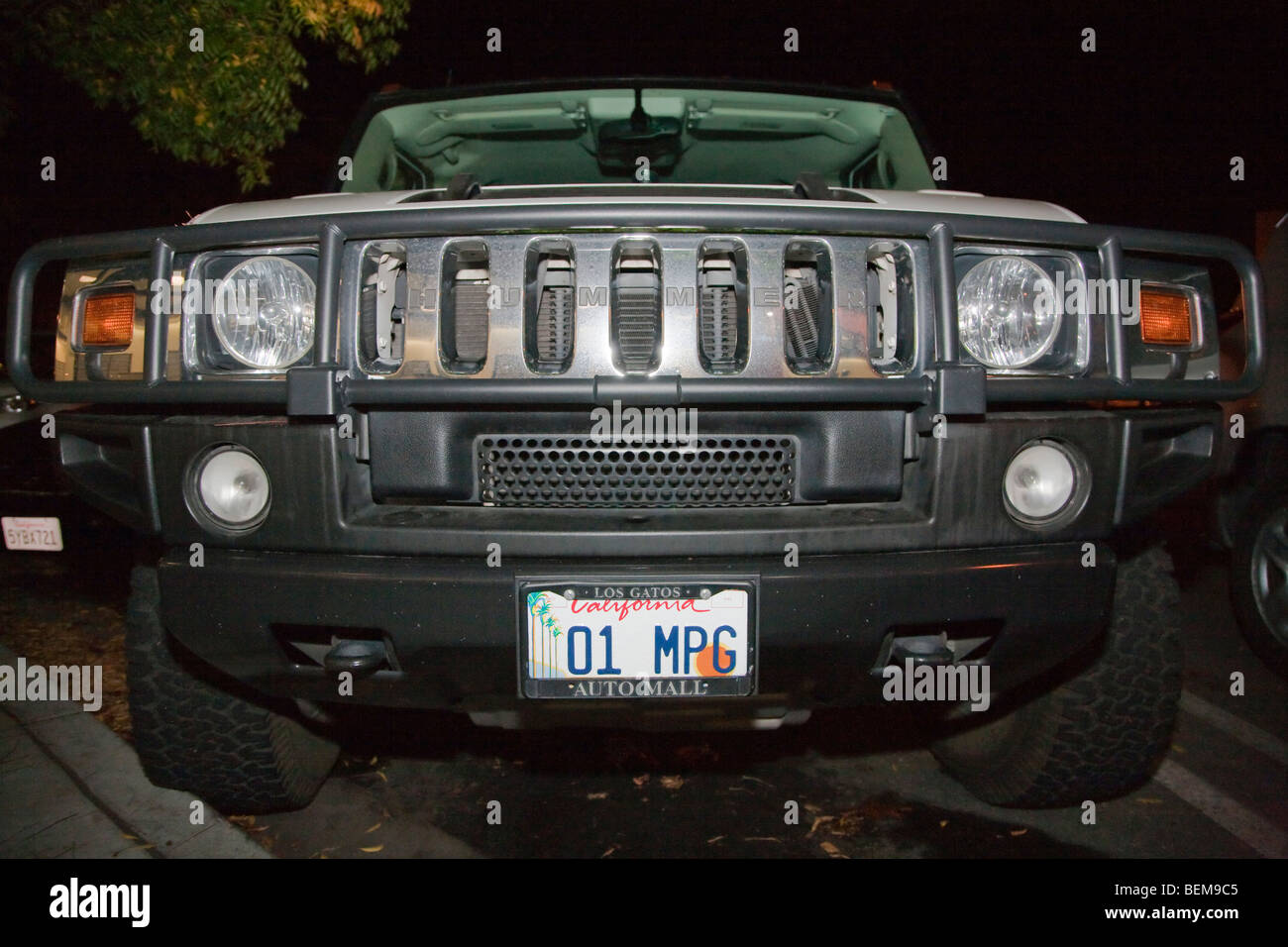 Hummer H2 consomme beaucoup de gaz avec une plaque d'immatriculation personnalisée 01 MPG (un mille par gallon). Banque D'Images