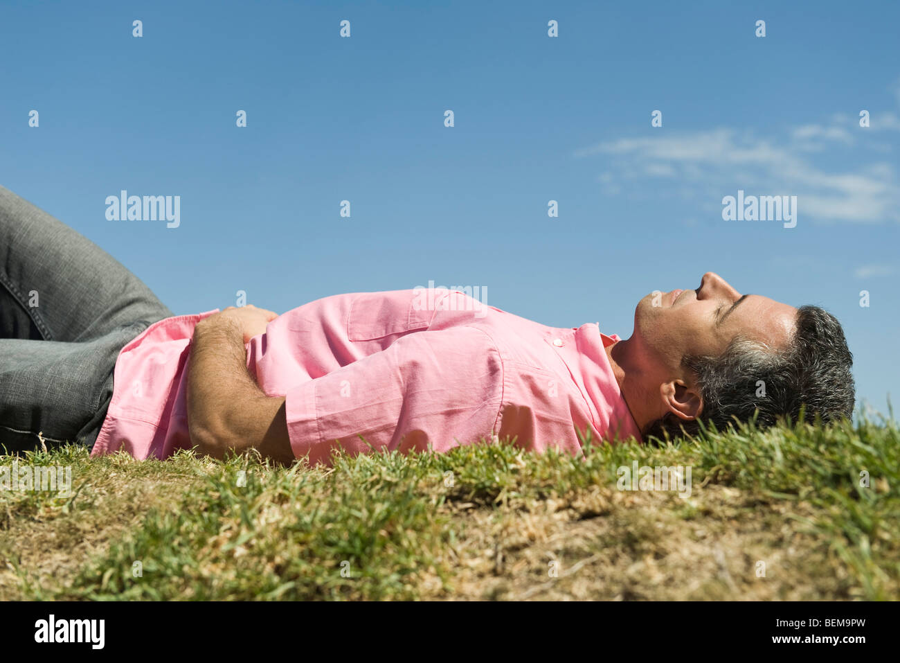 Man lying on grass Banque D'Images