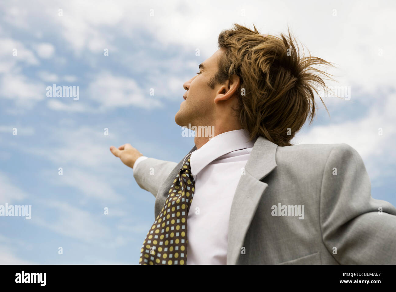 Businessman sensibilisation vers bras sky Banque D'Images