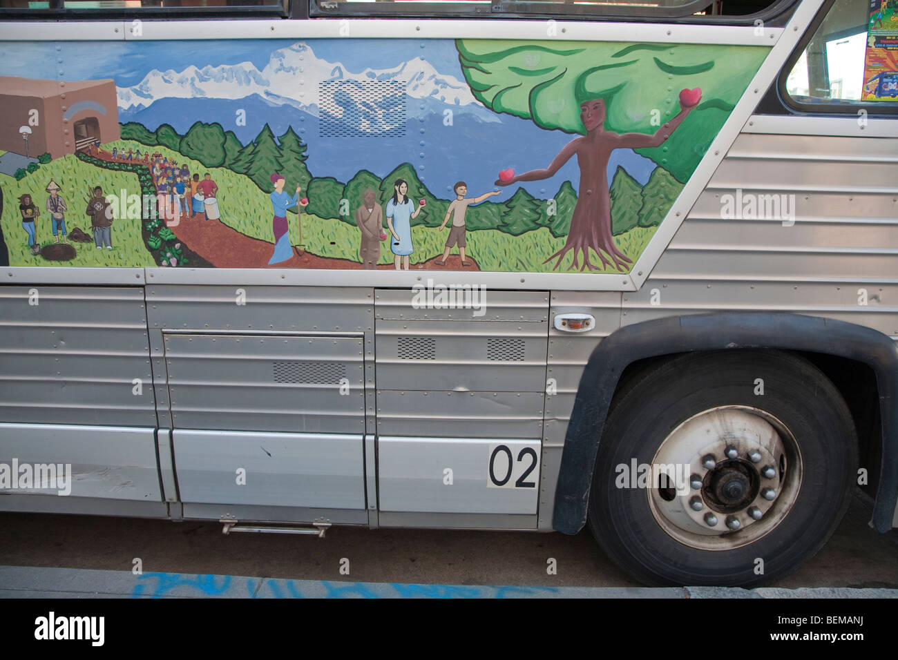 Un gros plan d'une peinture sur un côté de vision commune de l'autobus. Le véhicule fonctionne sur 100  % de l'huile végétale recyclée. Banque D'Images Un gros plan d'une peinture sur un côté de vision commune de l'autobus. Le véhicule fonctionne sur 100  % de l'huile végétale recyclée. Banque D'Images