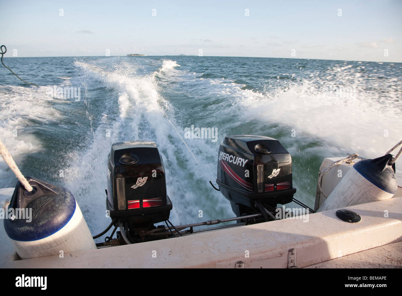 Bateau avec deux moteurs hors-bord, des déplacements à grande vitesse en Malaisie. Banque D'Images Bateau avec deux moteurs hors-bord, des déplacements à grande vitesse en Malaisie. Banque D'Images