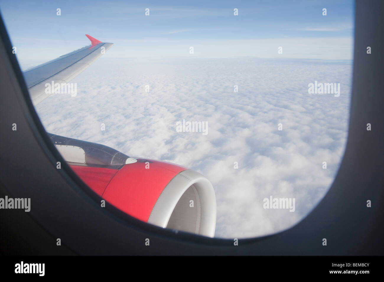 Un moteur à réaction et d'aile d'un avion vu de fenêtre. L'avion est un Airbus320 par AirAsia airlines. Banque D'Images Un moteur à réaction et d'aile d'un avion vu de fenêtre. L'avion est un Airbus320 par AirAsia airlines. Banque D'Images