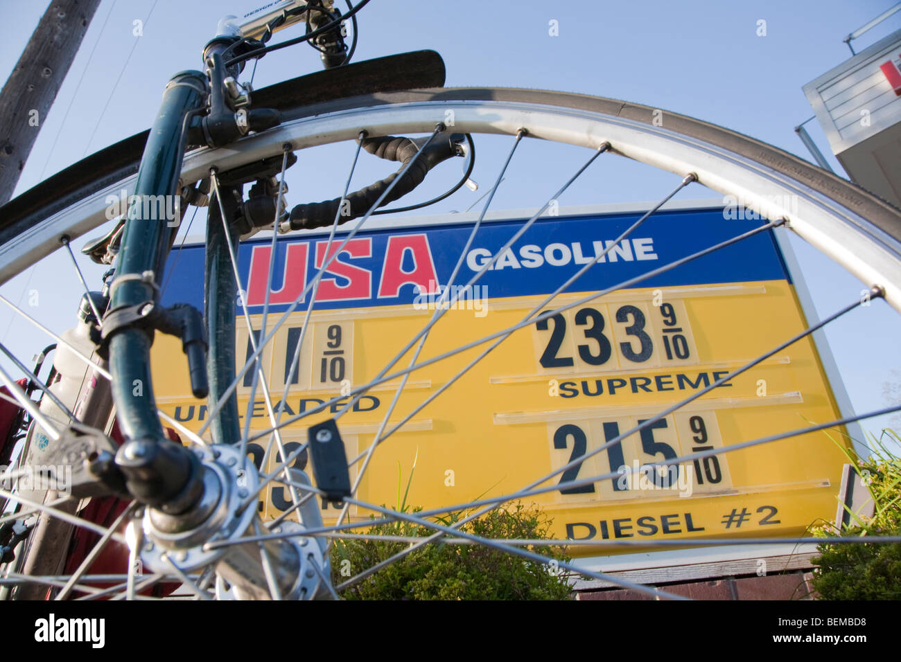 Une liste de prix de l'essence USA vue à travers une roue de bicyclette le 24 mars 2009. Los Altos, Californie, USA Banque D'Images