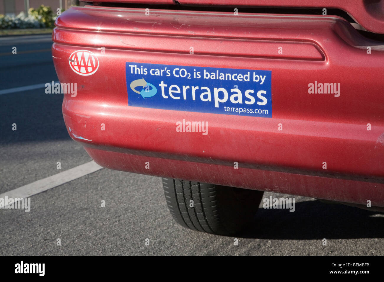 Un autocollant sur une voiture rouge de déclarer l'achat de crédits carbone pour les émissions de carbone de la voiture. Banque D'Images
