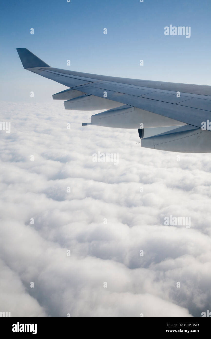 L'aile d'un avion au-dessus des nuages. L'avion est Airbus A340, exploité par la compagnie aérienne Cathay Pacific. Banque D'Images