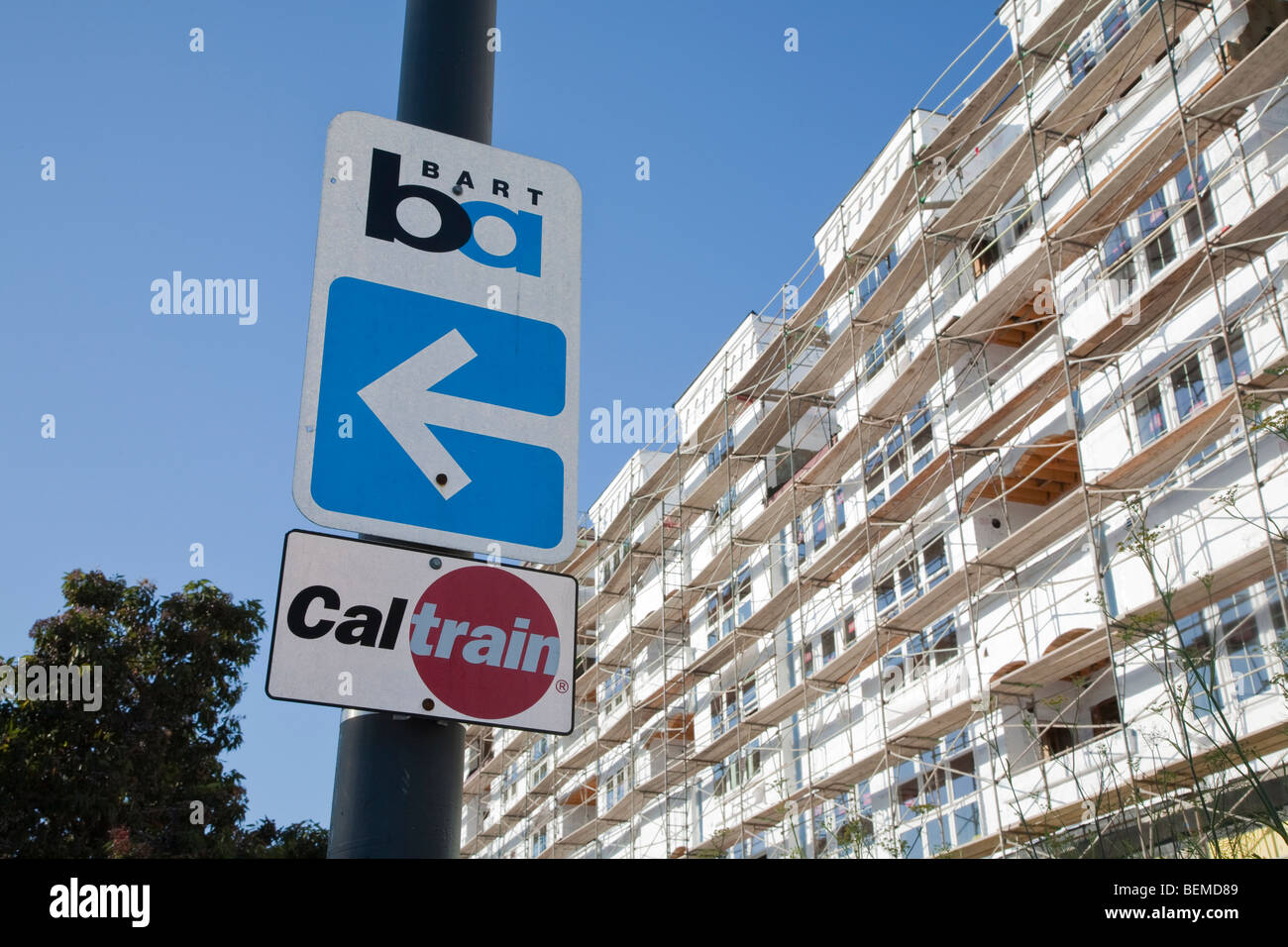 Un portrait de BART et Caltrain signalisation routière par un condo échafaudée. Francisco, Californie, USA Banque D'Images Un portrait de BART et Caltrain signalisation routière par un condo échafaudée. Francisco, Californie, USA Banque D'Images