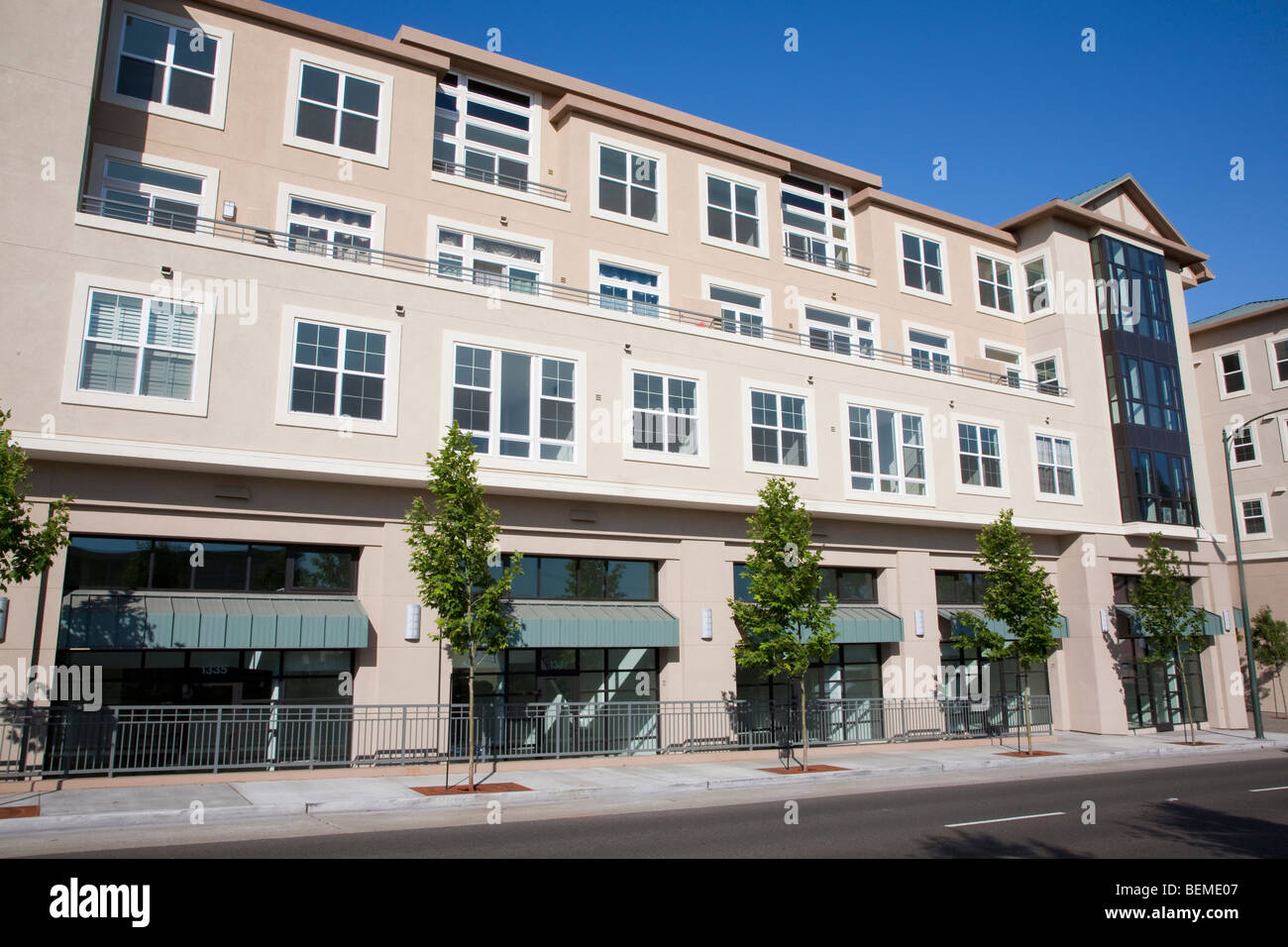 Le développement du logement à usage mixte (multi-usage). Condominiums résidentiels et de bureau, le commerce au détail. Park Broadway, Millbrae, CA, USA Banque D'Images Le développement du logement à usage mixte (multi-usage). Condominiums résidentiels et de bureau, le commerce au détail. Park Broadway, Millbrae, CA, USA Banque D'Images