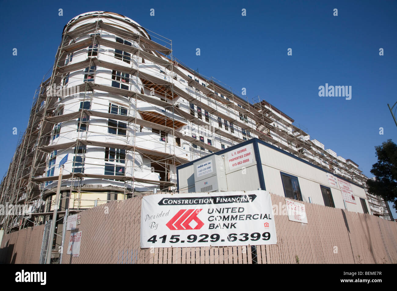 Un low angle view of a multi-usage projet de condominium qui est parrainé par United Banque Commerciale. Francisco, Californie, USA Banque D'Images Un low angle view of a multi-usage projet de condominium qui est parrainé par United Banque Commerciale. Francisco, Californie, USA Banque D'Images