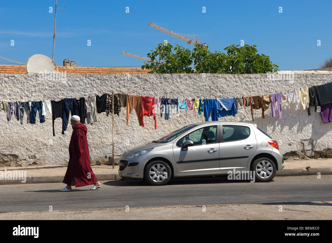 Laverie sur une corde à linge dans une rue de Casablanca, Maroc, Afrique  Photo Stock - Alamy