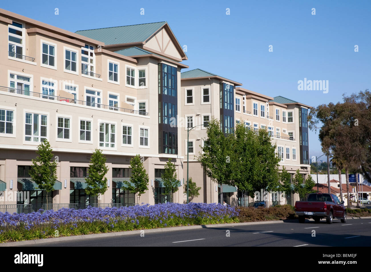 Le développement du logement à usage mixte (multi-usage). Condominiums résidentiels et de bureau, le commerce au détail. Park Broadway, Millbrae, CA, USA Banque D'Images Le développement du logement à usage mixte (multi-usage). Condominiums résidentiels et de bureau, le commerce au détail. Park Broadway, Millbrae, CA, USA Banque D'Images
