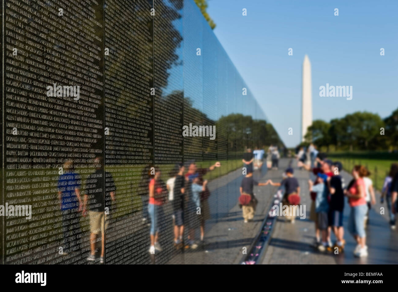 Vietnam Veterans Memorial avec le Washington Monument derrière, le Mall, Washington DC, USA Banque D'Images
