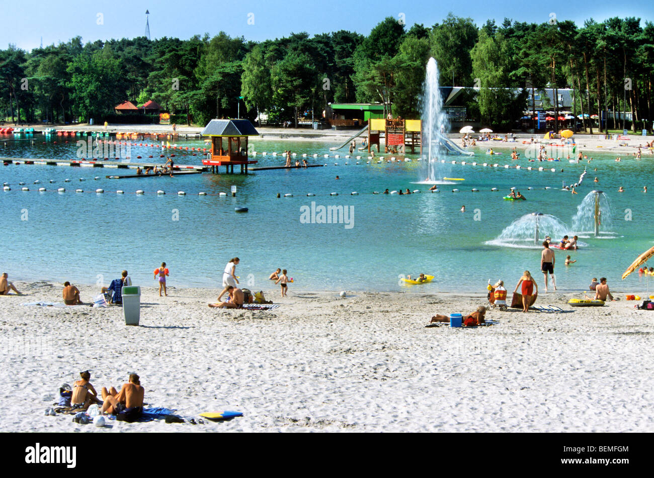 Les touristes sur la plage pendant les vacances en été, Zilvermeer, Belgique Banque D'Images