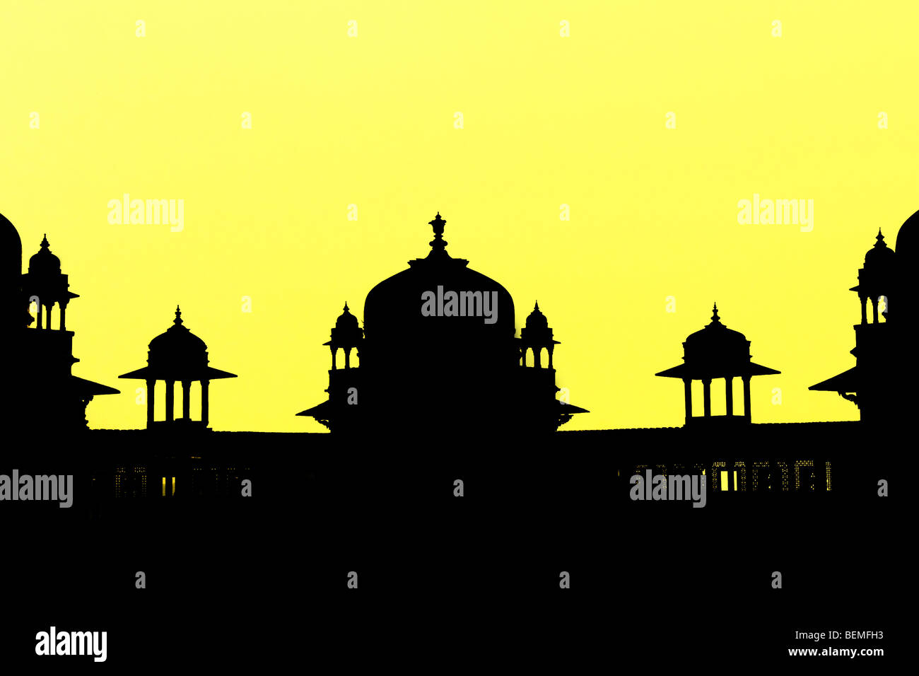 Silhouette de Jahangir Mahal Guest Palace, Temple Orchha, Madhya Pradesh, Inde Banque D'Images