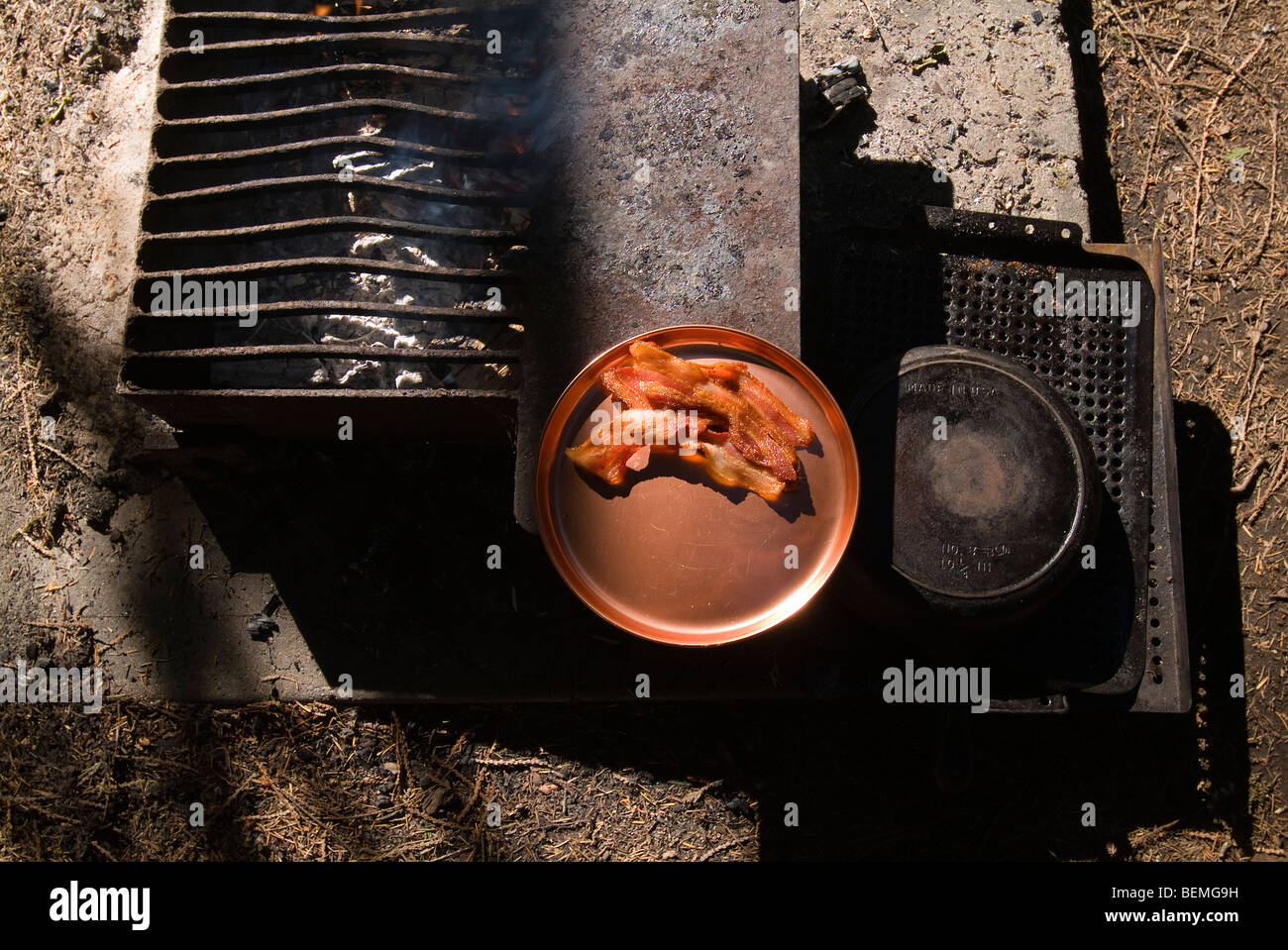 Bacon cuit sur plaque de cuivre. Banque D'Images