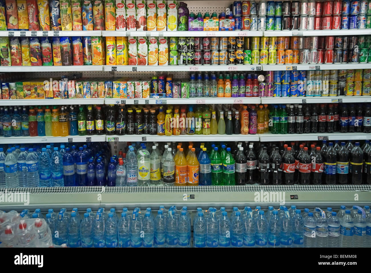Étagères avec beaucoup de boissons non alcoolisées, comme colas, sodas, jus de fruits et l'eau dans un supermarché à Chypre Banque D'Images