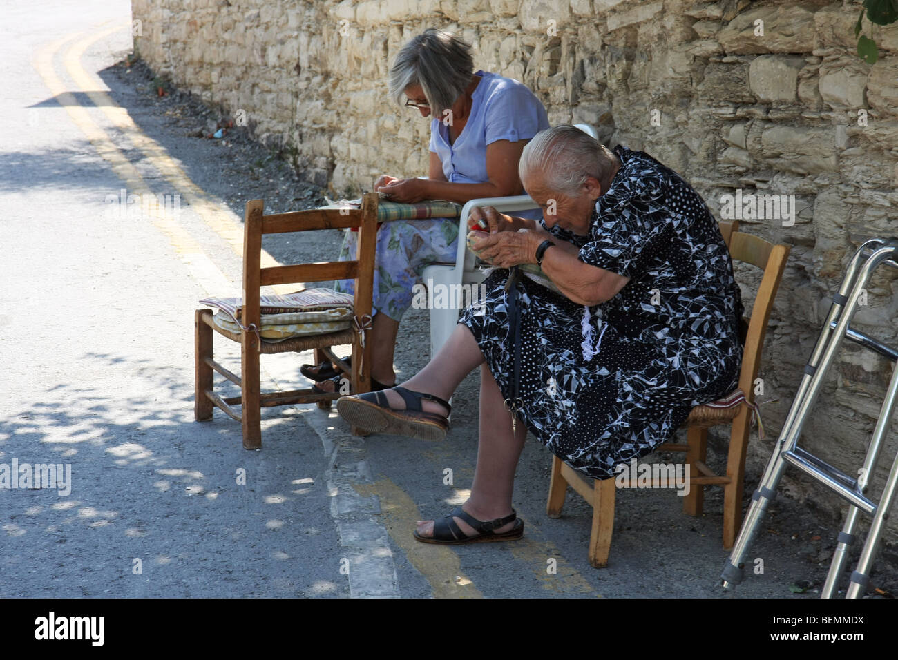 Deux femmes faisant de la dentelle Dentelle locale à l'extérieur d'une boutique dans le petit village de Lefkara (Chypre). Banque D'Images