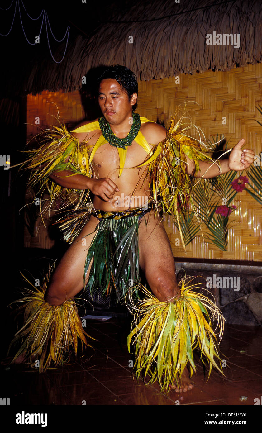 Les jeunes hommes de la danse traditionnelle dans les vêtements  traditionnels polynésiens. Nuka Hiva. La Polynésie française Photo Stock -  Alamy