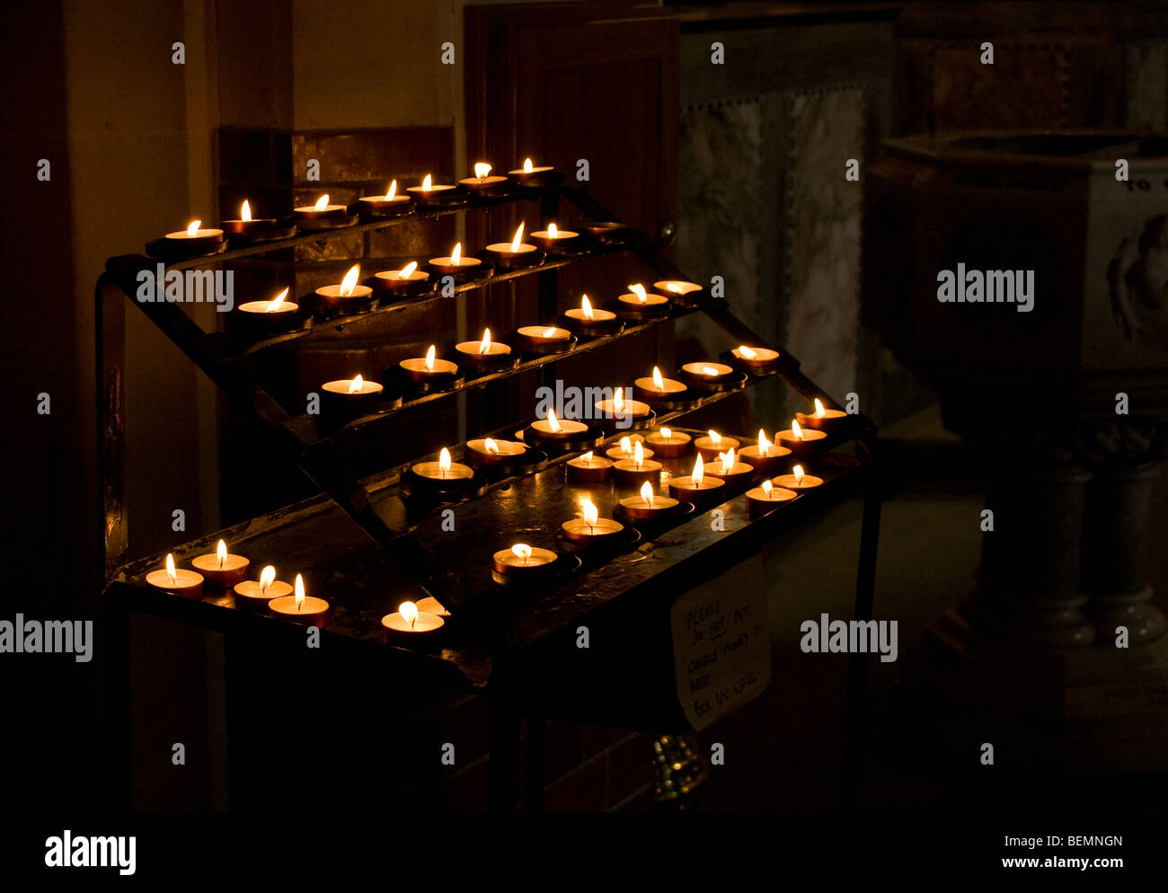 Un stand d'alter bougies prise lors d'une église catholique romaine pendant un baptême Banque D'Images