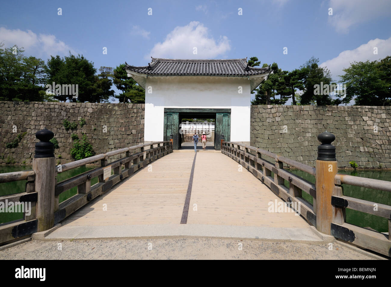 Pont sur le fossé intérieur et entrée principale de Palais Honmaru. Nijojo (château de Nijo
