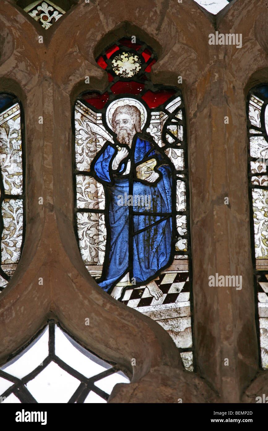 Détail d'un vitrail médiéval représentant St Barthélemy l'Apôtre, l'église St Mary, Stody, Norfolk Banque D'Images