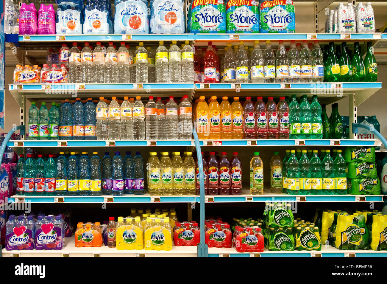 Volvic l'eau en bouteille dans les supermarchés - France. Banque D'Images