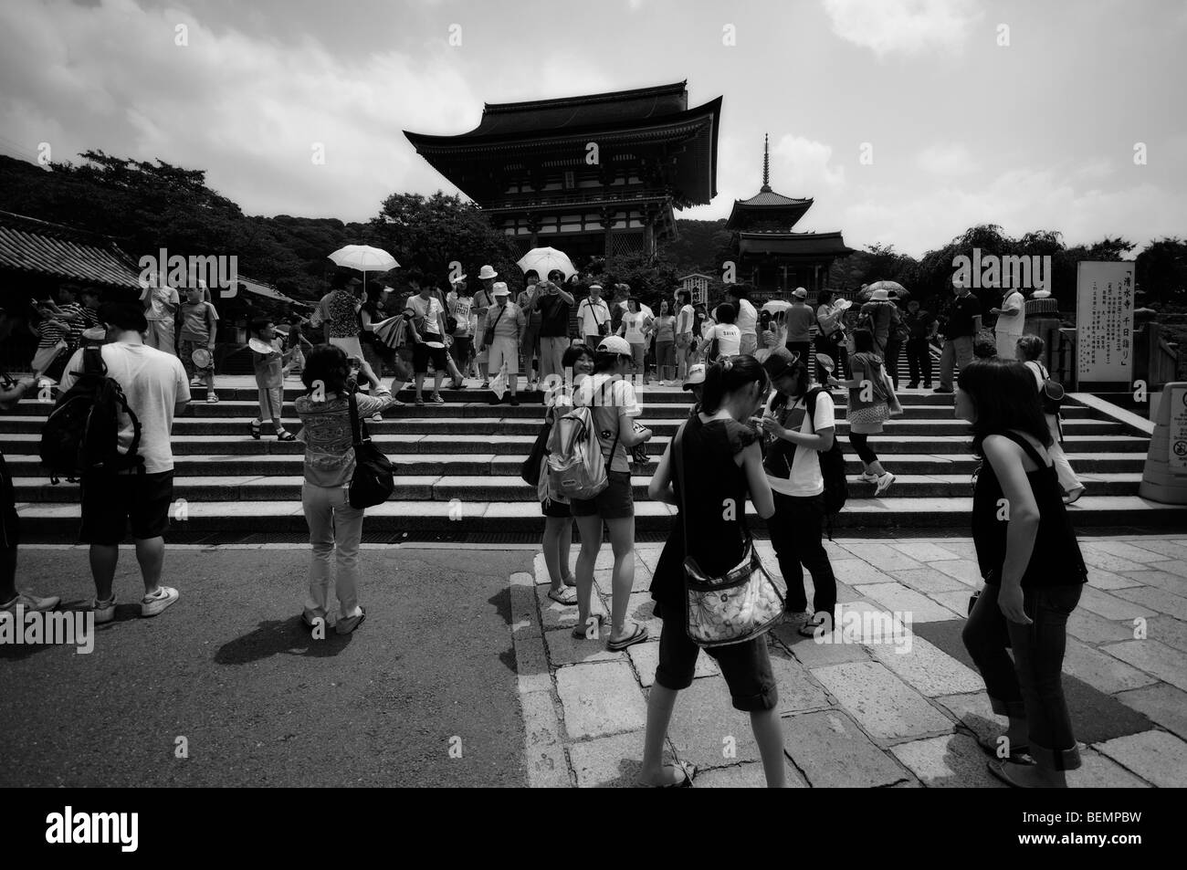 Les visiteurs à l'entrée de l'escalier le Temple Kiyomizudera. Le protocole de Kyoto. Kansai
