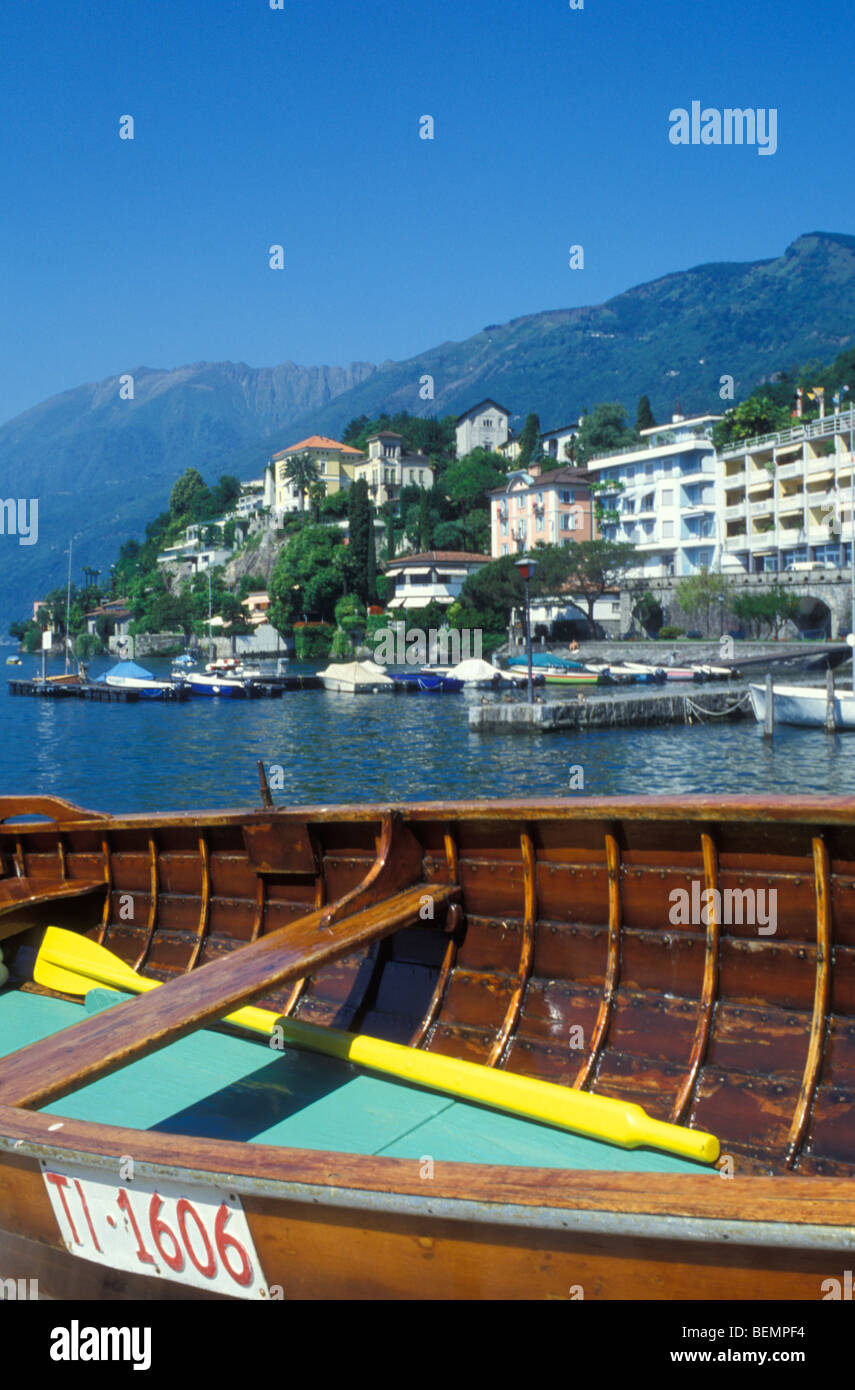 Bateau de pêche, Cityscape Ascona, lac Lago Maggiore, Tessin, Suisse Banque D'Images