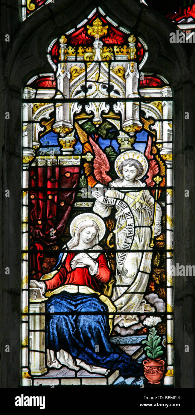 Un vitrail de Heaton Butler & Bayne représentant l'Annonciation à la Vierge Marie, église Sainte Marie la Vierge, North Elmham, Norfolk Banque D'Images