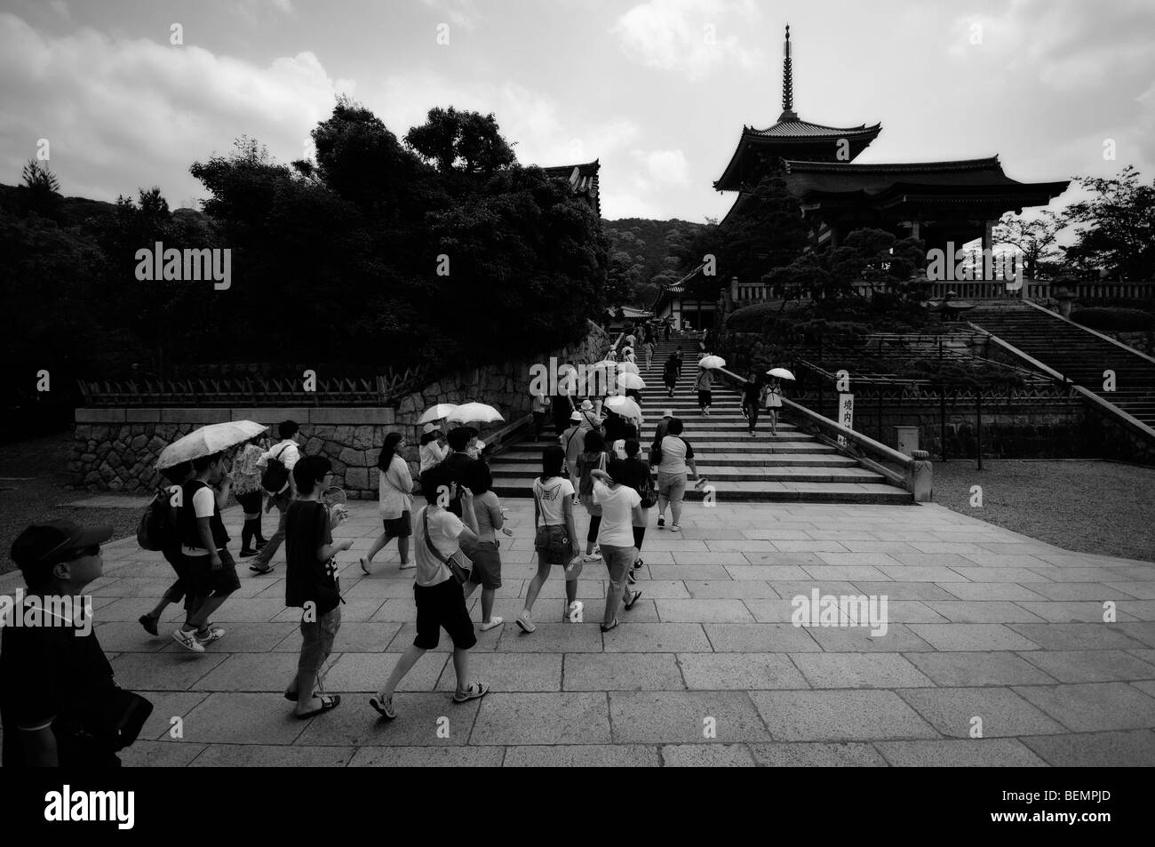 Les visiteurs à l'entrée de l'escalier le Temple Kiyomizu-dera. Le protocole de Kyoto. Kansai. Le Japon Banque D'Images