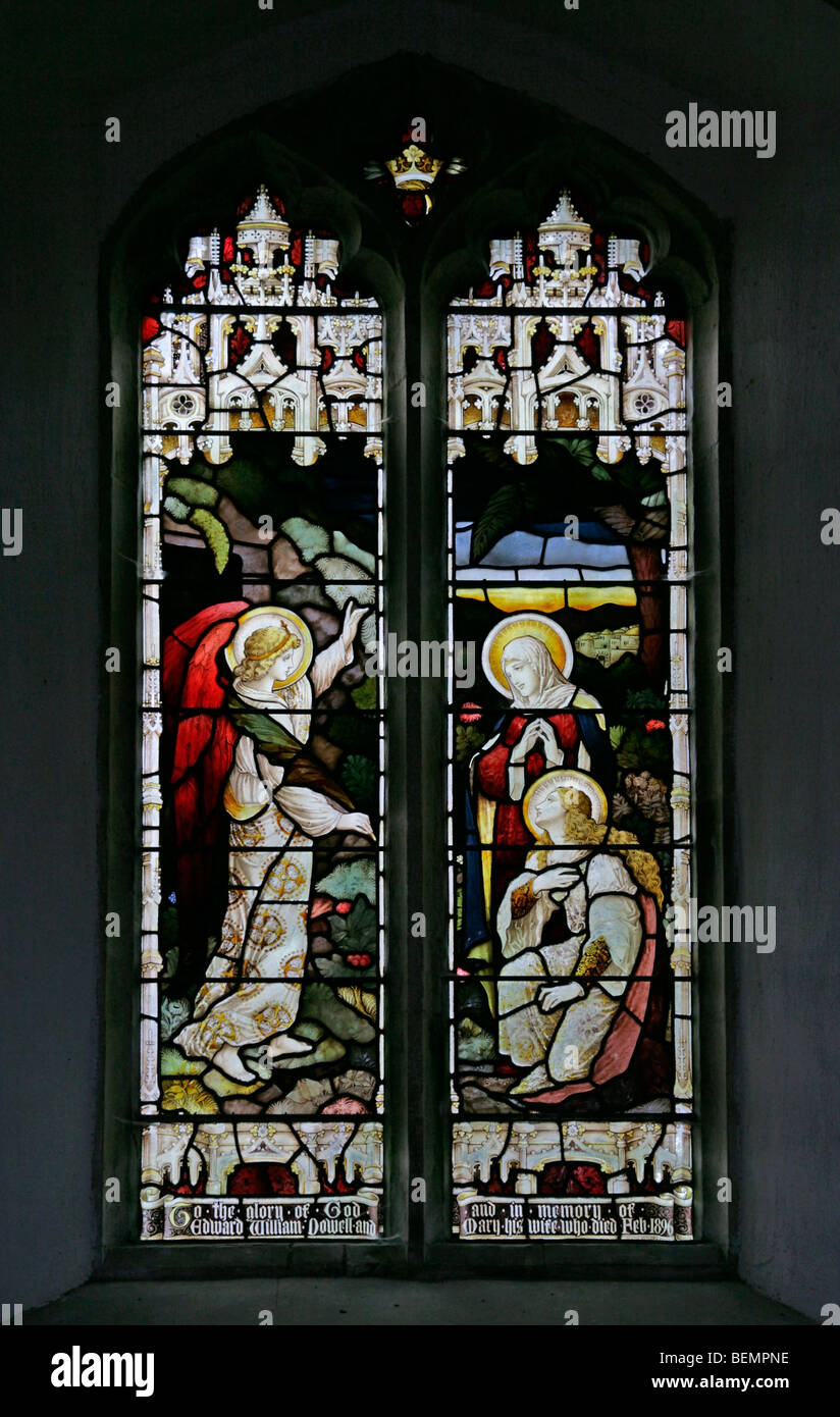 Vitraux de Heaton Butler & Bayne 1896 représentant l'Ange apparaissant à Mary Magdalene et l'autre Marie au Sepulcher, Dunton, Norfolk Banque D'Images