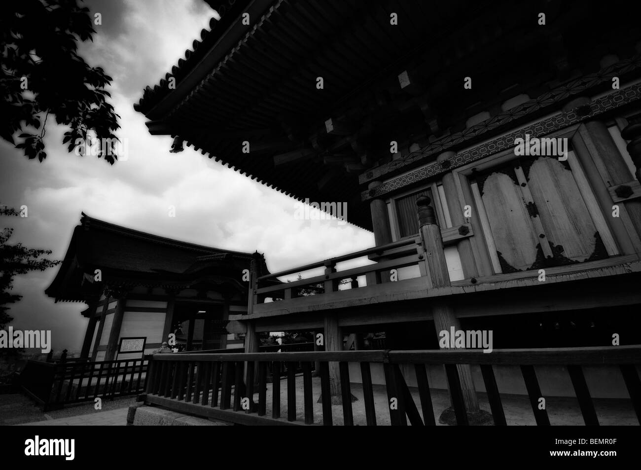 Porte de bois de la pagode à trois étages (main droite). Le Temple Kiyomizu-dera. Le protocole de Kyoto. Kansai. Le Japon Banque D'Images