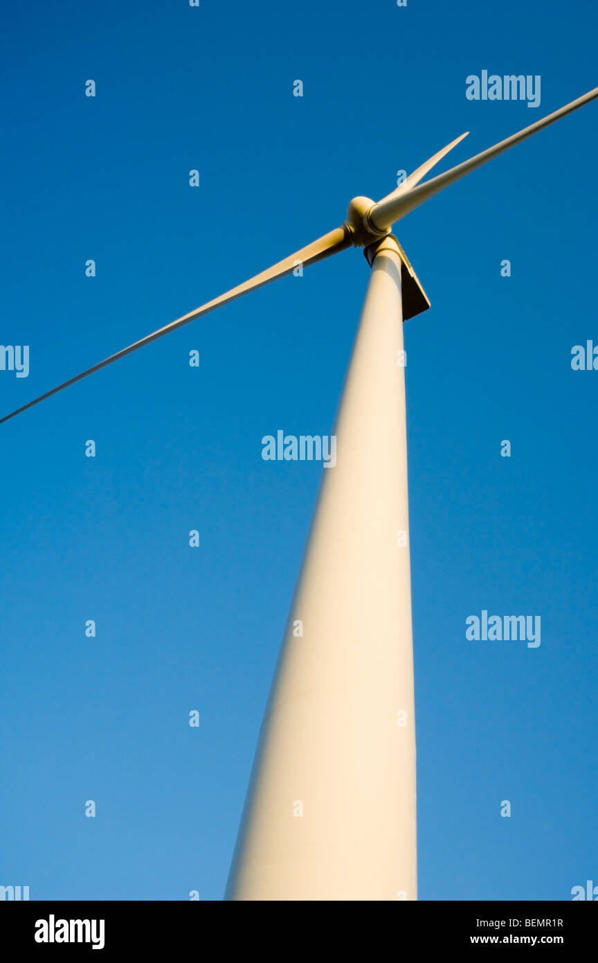 Wind turbine contre ciel bleu, Los Monegros, Espagne Banque D'Images