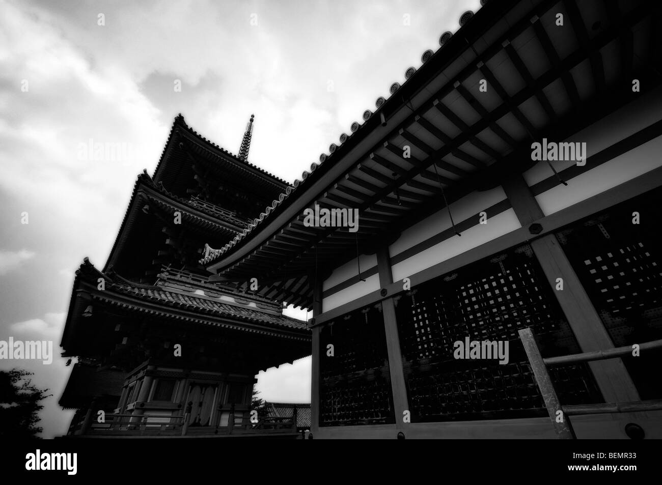 La pagode à trois étages et le bâtiment adjacent. Le Temple Kiyomizu-dera. Le protocole de Kyoto. Kansai. Le Japon Banque D'Images