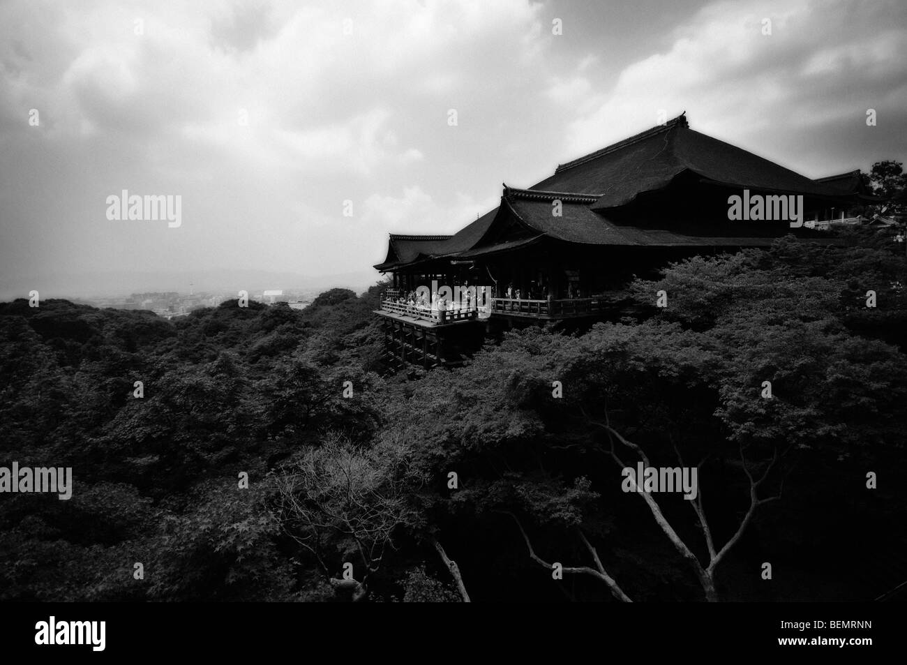 Scène et vérandas du bâtiment principal au Temple Kiyomizu-dera (nom complet : Otowa-san Temple Kiyomizu-dera). Le protocole de Kyoto. Kansai. Le Japon Banque D'Images