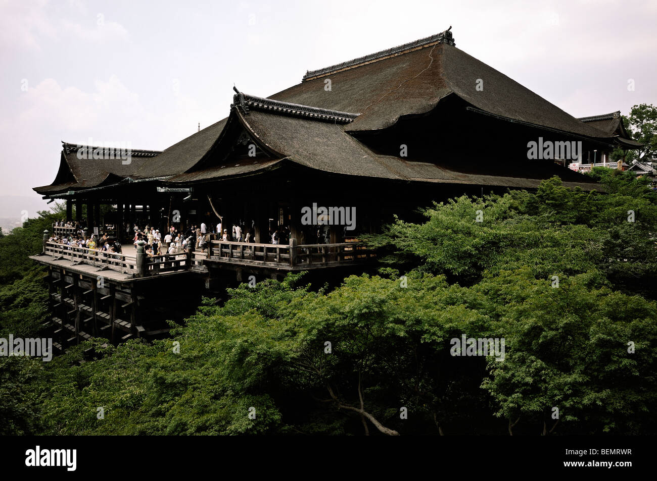 Scène et vérandas du bâtiment principal au Temple Kiyomizu-dera (nom complet : Otowa-san Temple Kiyomizu-dera). Le protocole de Kyoto. Kansai. Le Japon Banque D'Images