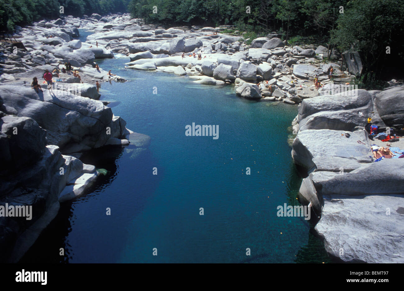 Les gens à fleuve Verzasca, Verzsasca Valley, Tessin, Suisse Banque D'Images
